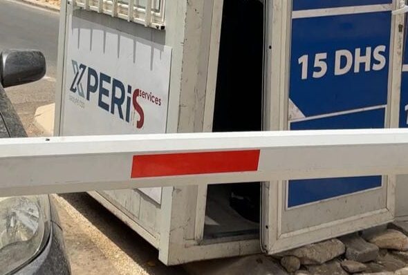 أسرة في أكادير تلجأ إلى القضاء بعد حجزها مع أطفالها من طرف حراس موقف للسيارات بمنتجع "تغازوت" بعد رفضها دفع مُقابل بدون حصولها على تذكرة