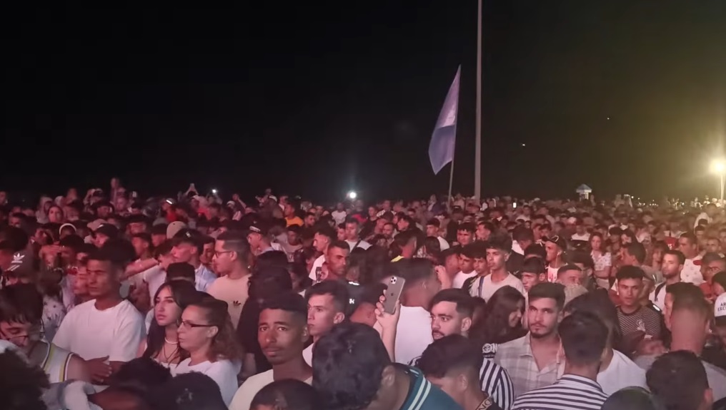 الغفولي يستقطب جمهورا شبابيا إلى ثاني حفلات مهرجان الشواطئ بالمضيق