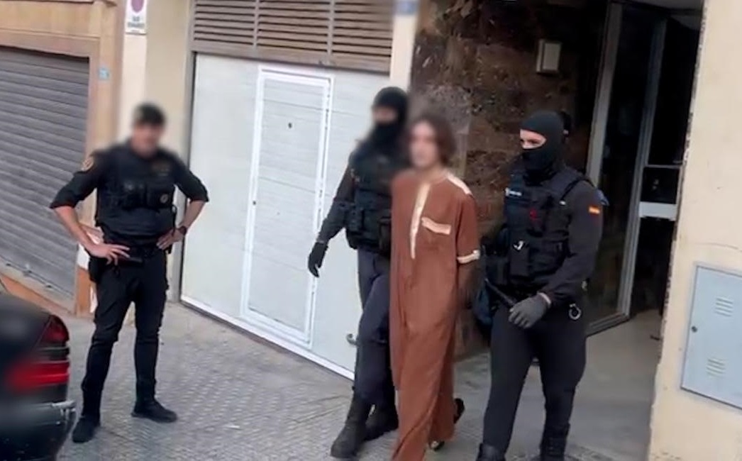 الداخلية الإسبانية تشيد بالتعاون الميداني لأجهزة المخابرات المغربية لإسقاط 9 منتمين لداعش كانوا يخططون لتنفيذ هجمات دامية على البلاد