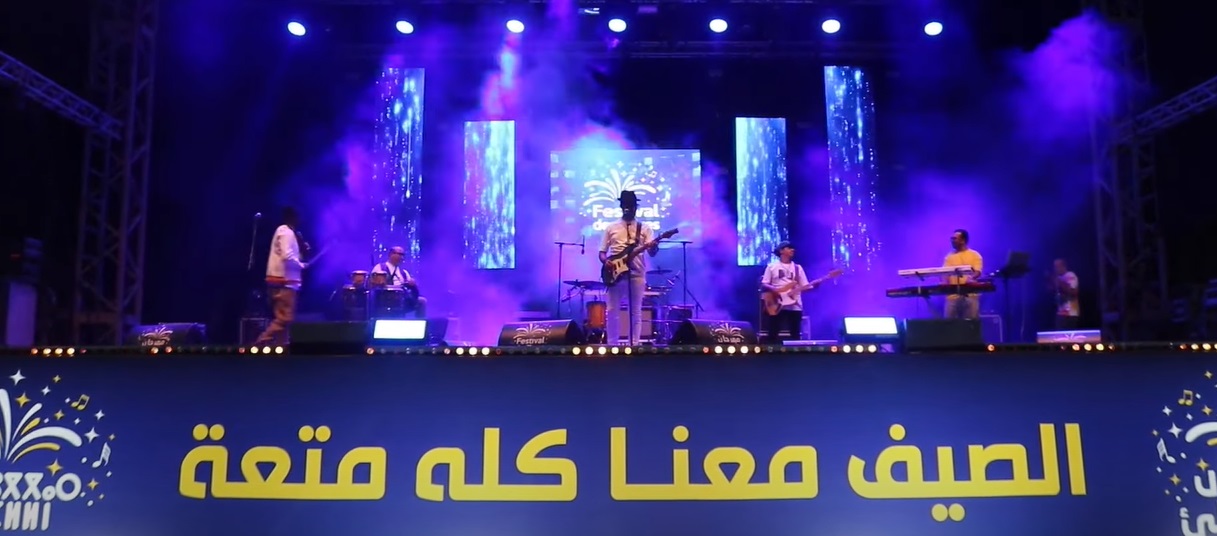  تفاعل شبابي مع حفل الفنان عصام كمال ضمن فعاليات مهرجان الشواطئ بالمضيق 