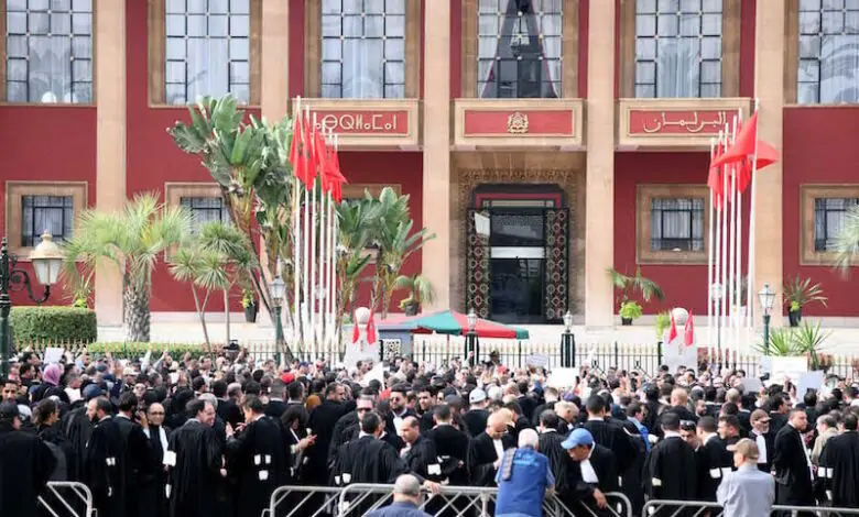  مطالب إسقاط مشروع قانون المسطرة المدنية تُخرج المحامين إلى شارع الاحتجاج بشعارات حادة.. واتهامات لوهبي بمحاولة "جرهم إلى صراع سياسي مع الدولة" 