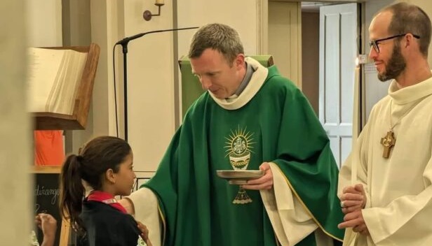 صحراويون يتهمون قيادات "البوليساريو" بتنصير أطفالهم وبيعهم للأجانب تحت عباءة برامج "العُطل"