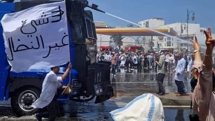  أزمة غير مسبوقة.. قمع مسيرة الأطباء يؤزم الأوضاع ويشل مستشفيات المملكة لـ 10 أيام والتنسيق النقابي يتوعد أخنوش ببرنامج نضالي أكثر تصعيدا حتى تنفيذ الاتفاق 