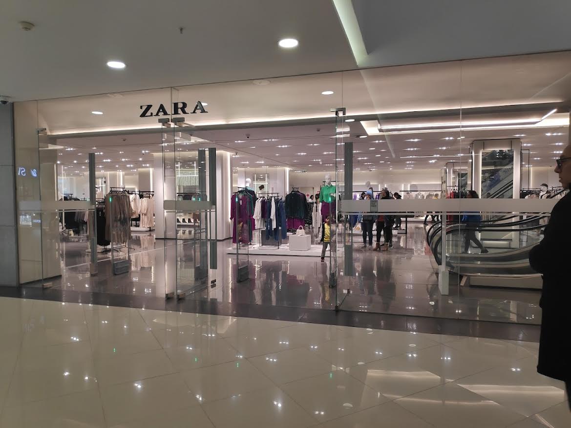 تَحتكرها سلوى أخنوش.. أسعار ملابس ZARA المرتفعة في المغرب تصدم الإسبان الذين يصنَعونها