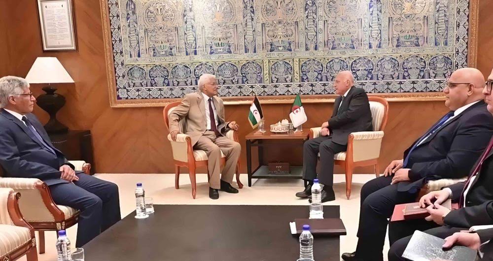  الجزائر تجتمع بجبهة البوليساريو لإعادة ترتيب أوراقهما بعد "صدمة" الموقف الفرنسي الداعم لسيادة المغرب على الصحراء 