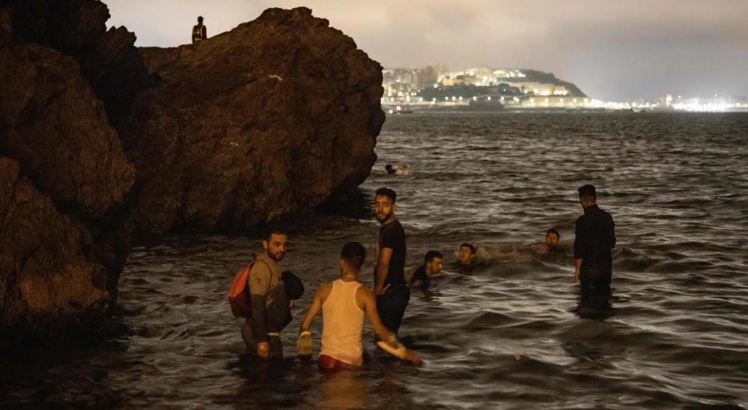  الضباب والـ"تيك توك" يُحدثان استنفارًا جديدًا في صفوف القوات المغربية بشاطئ الفنيدق 