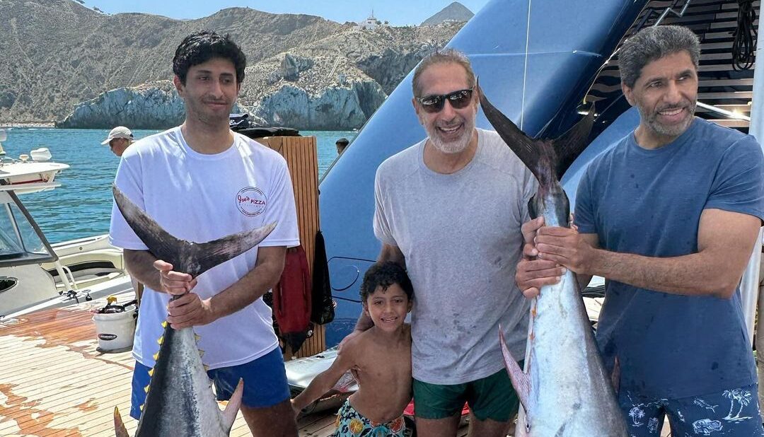 رئيس وزراء قطر السابق ينشر صوره على يخته الفاخر وهو يقضي عطلته الصيفية رفقة عائلته بسواحل شمال المغرب