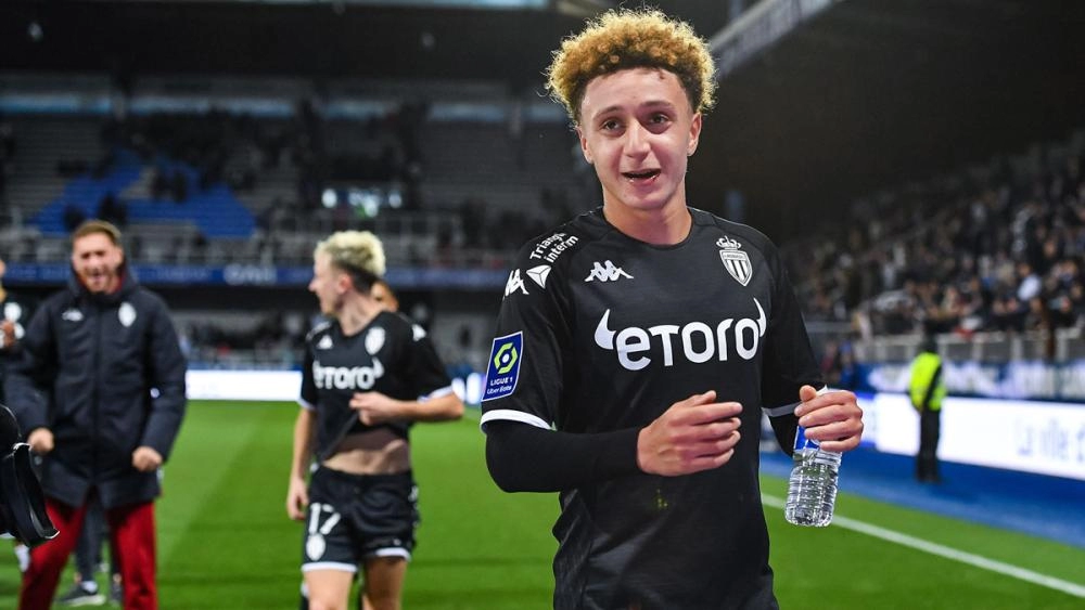 إلياس بن الصغير يقود موناكو لفوز مهم على ليون ويصعد به إلى المركز الثاني في الدوري الفرنسي