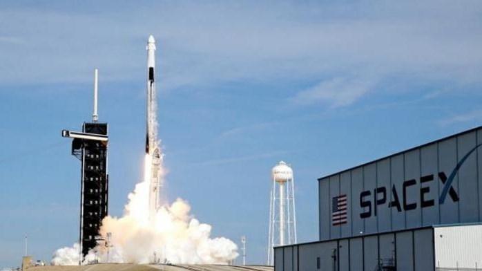 "سبيس إكس" تعتزم إطلاق أول رحلة فضائية مأهولة فوق قطبي الأرض