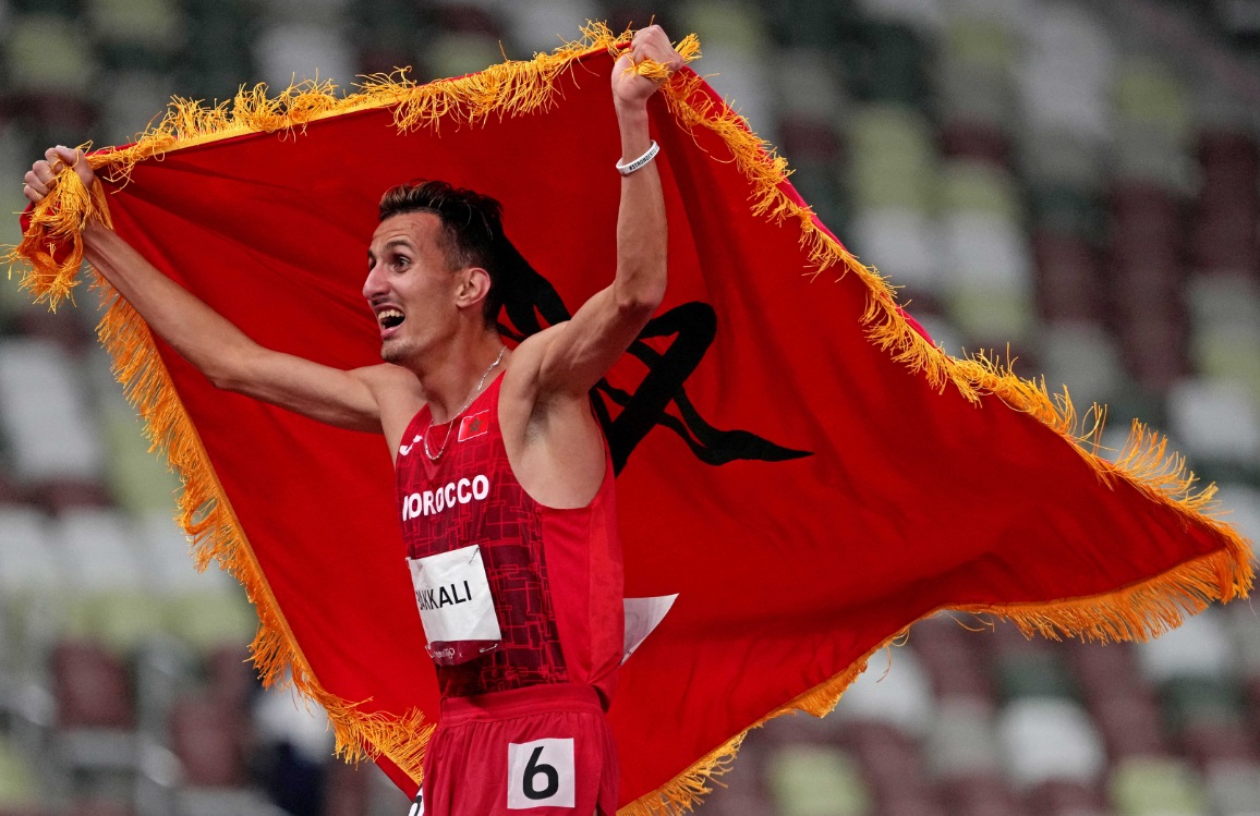 تتويج البطل المغربي سفيان البقالي بذهبية 3000 متر موانع في الألعاب الأولمبية