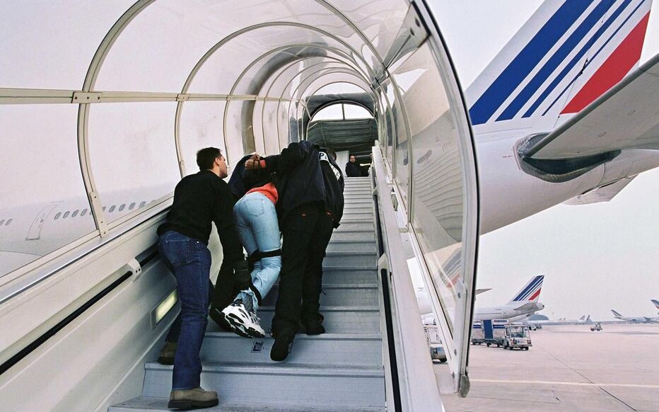  الجزائر ترفض استقبال مواطنيها من المهاجرين السريين الذين طردتهم فرنسا.. وتعيدهم على نفس الطائرات التي أقلتهم "عقاباً" لباريس على دعمها لمغربية الصحراء! 