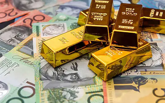 سعر الذهب يرتفع بشكل قياسي بدعم من هبوط الدولار