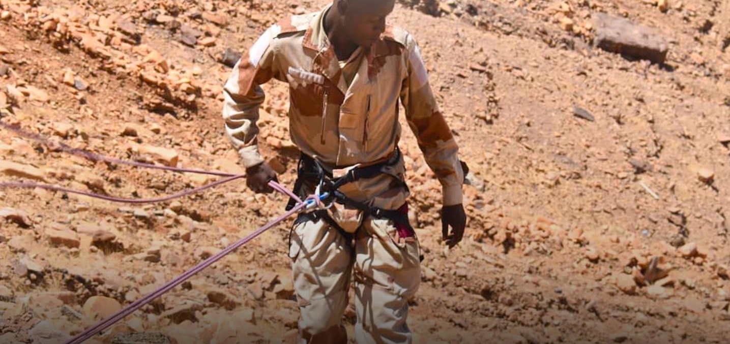  وحدة خاصة في الجيش الموريتاني تتدخل لانقاذ مواطن علق في جرف صخري إثر حادثة سير 
