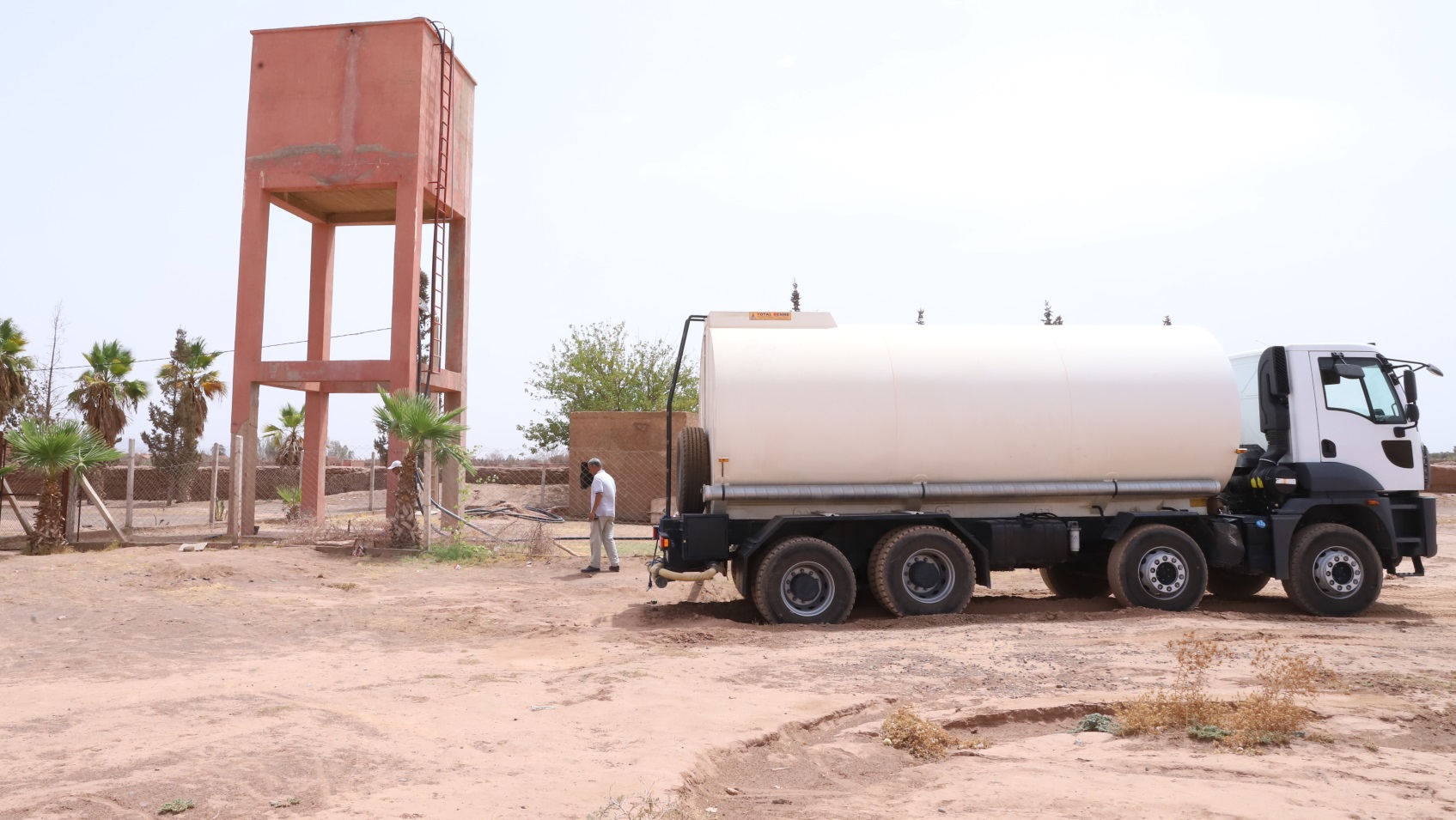 شاحنات صهريجية لتأمين مياه الشرب لـ 1045 أسرة بجماعة سعادة