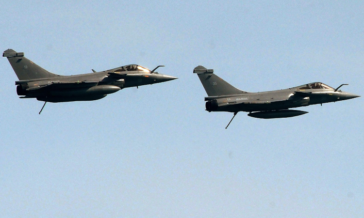 فرنسا.. مقتل طيارين في حادث تصادم بين مقاتلتين تابعتين للجيش