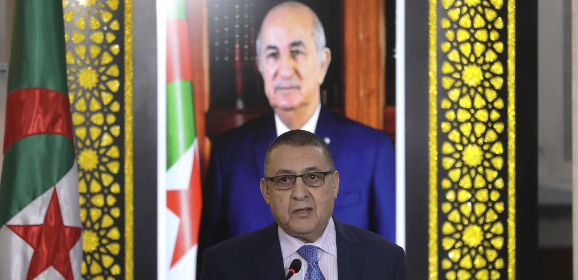  تبون يمنح وزير الداخلية "إجازة خاصة" لتدبير حملته الانتخابية والمعارضة تعتبرها "استفزازًا" وانتكاسة للمسار الديمقراطي 