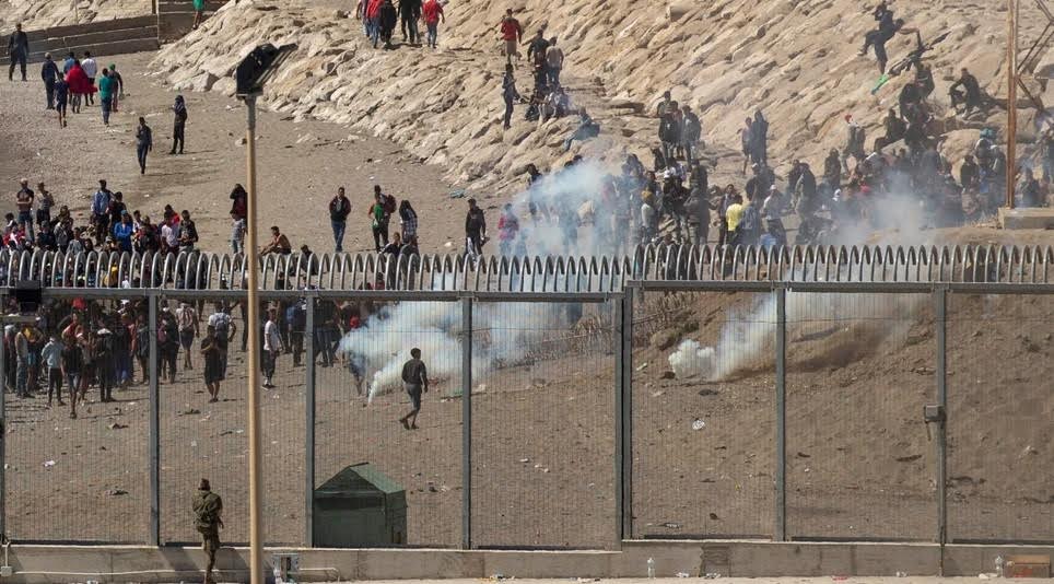 قنابل مسيلة للدموع ورشق بالحجارة.. حالة استنفار قصوى قرب معبر تراخال لمنع اقتحامات جماعية لسبتة