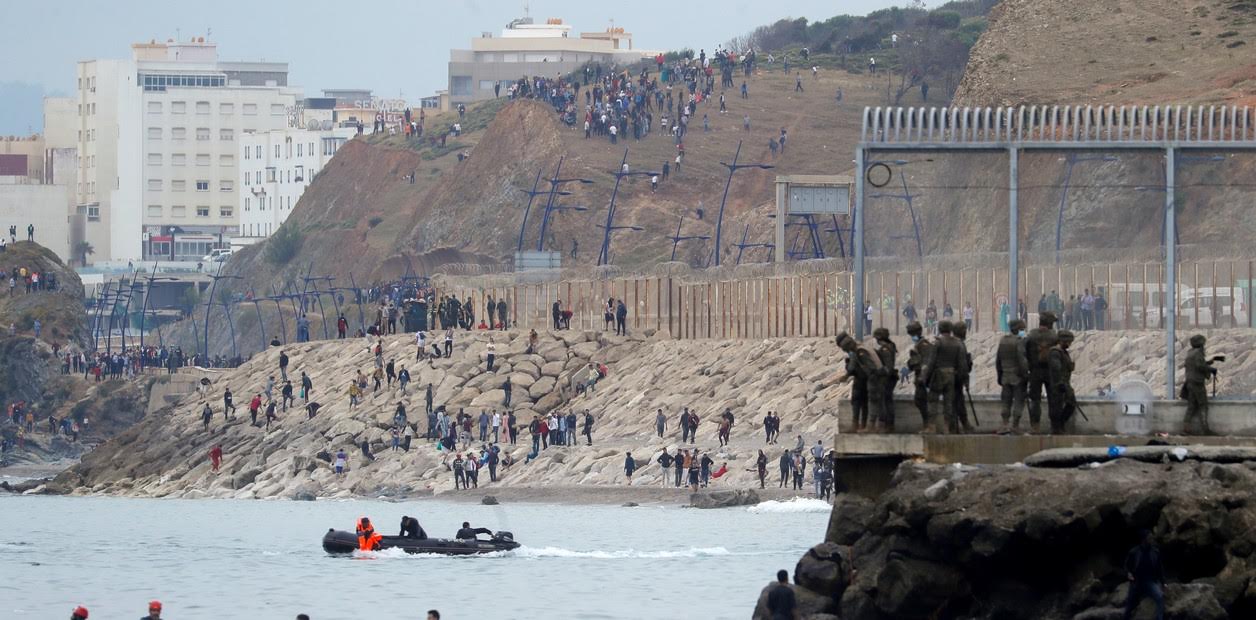 جزائرية حامل في شهرها الثامن تهاجرُ سباحة لـ 5 ساعات متواصلة من أجل وضع مولودها في سبتة والحصول على الجنسية الإسبانية