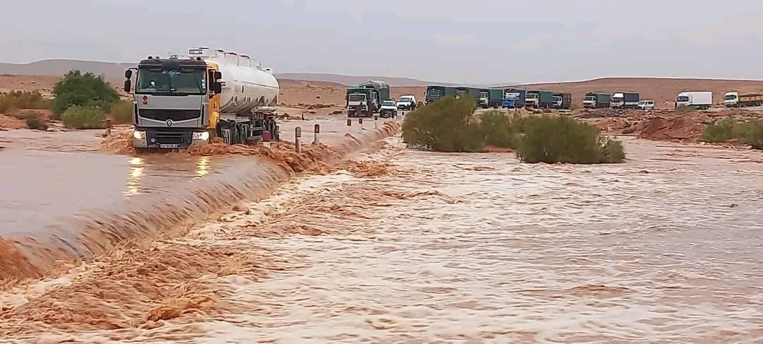  وفاة شخصين وفقدان طفل إثر حادث شاحنة جرفتها السيول بولاية "الجلفة" الجزائرية 