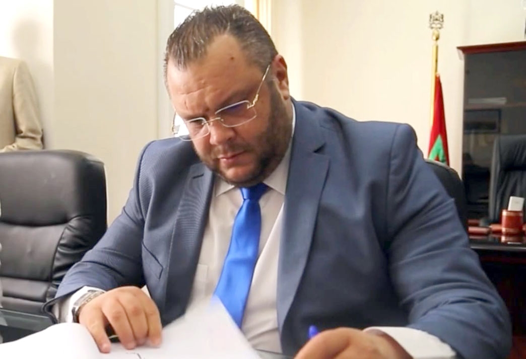  بسبب شواهد وتراخيص مشبوهة.. الداخلية توقف رئيس مقاطعة طنجة المدينة وتحيله إلى القضاء الإداري رفقة 3 من نوابه للبث في عزلهم 