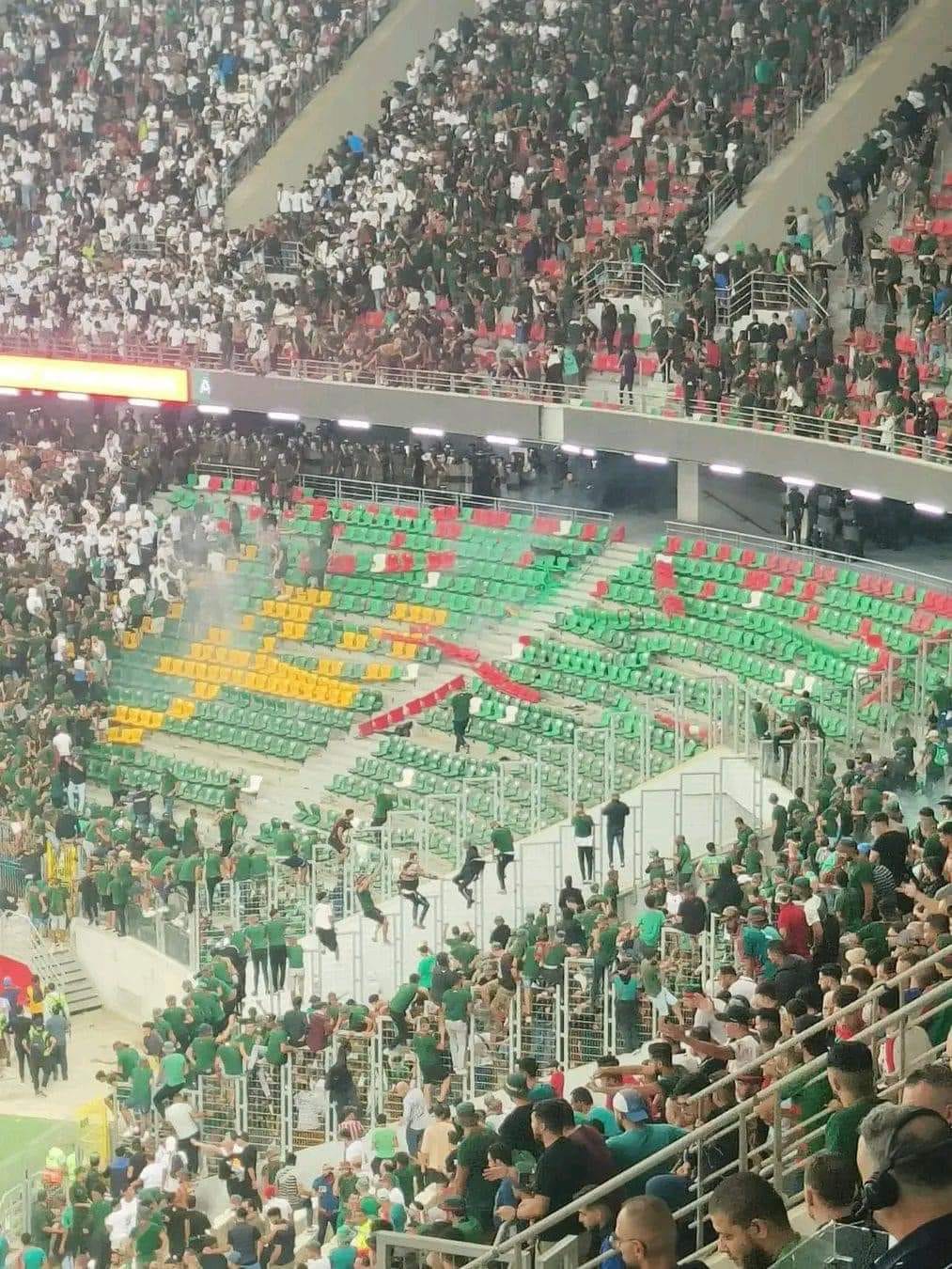 شغب وشعارات مناهضة للسلطة تدفع قوات مكافحة الشغب في الجزائر لإخلاء مدرجات ملعب "علي عمار" في مقابلة لعصبة أبطال إفريقيا