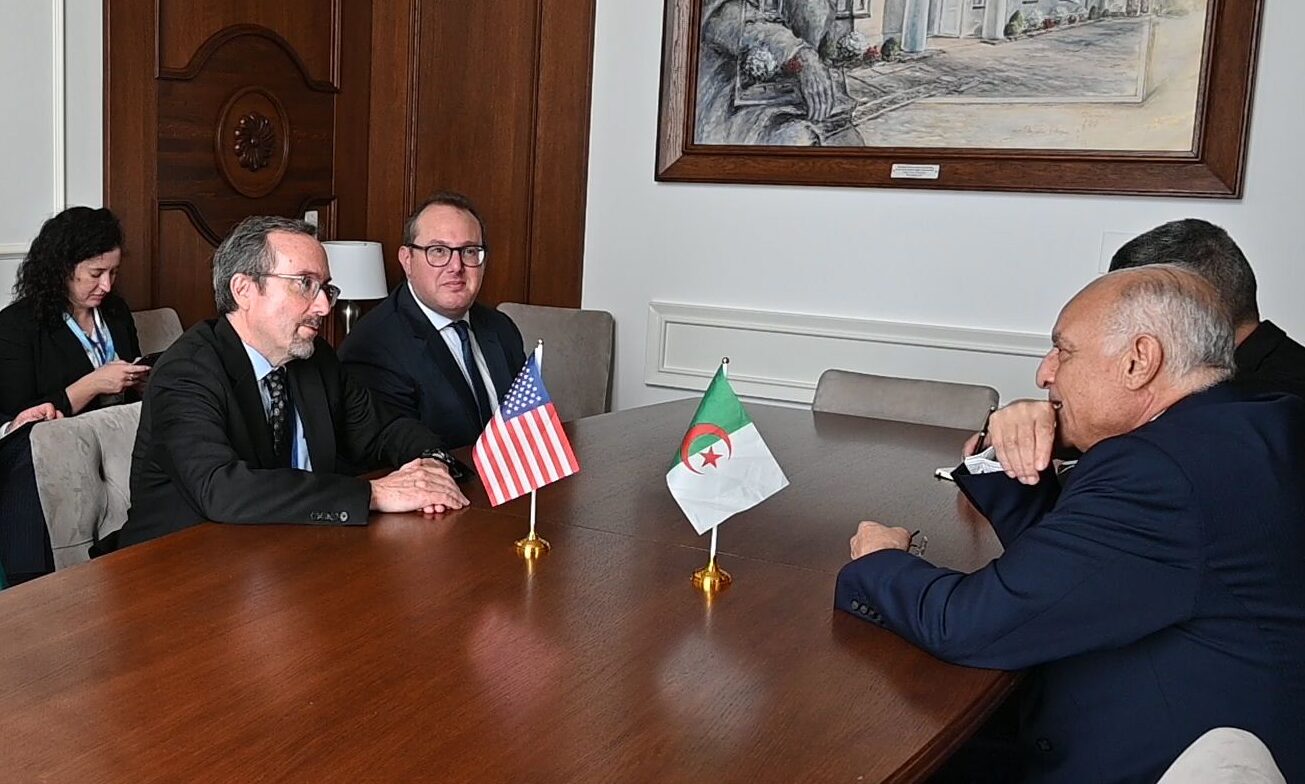 خاص - واشنطن تدعو الجزائر إلى "تعديل سلوكها" بالمنطقة في لقاء جمع نائب كاتب الدولة الأمريكي للشؤون الخارجية بوزير خارجية الجزائر أحمد عطاف