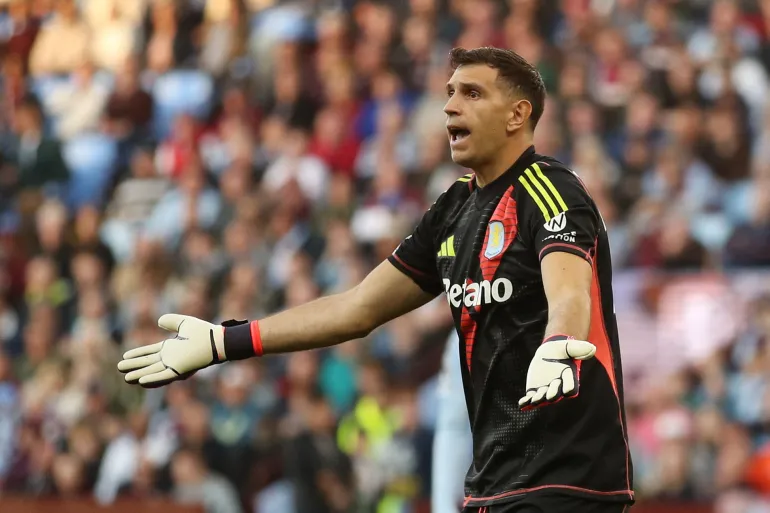 "فيفا" يوقف حارس منتخب الأرجنتين إيميليانو مارتينيز مباراتين