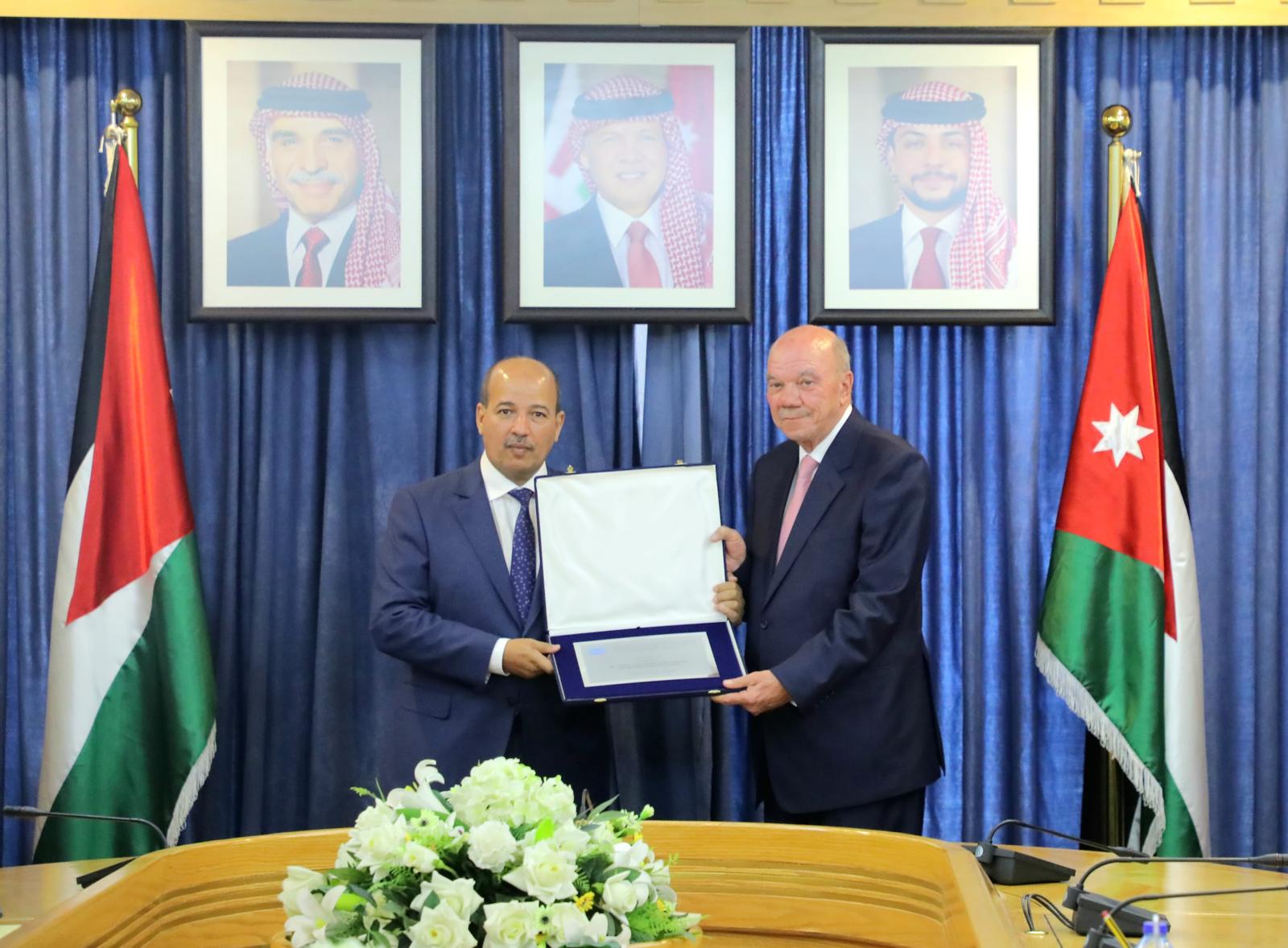 ميارة يُسلم رئيس مجلس الأعيان الأردني جائزة برلمان البحر الأبيض المتوسط الممنوحة للملك عبد الله الثاني