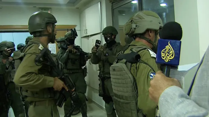 إسرائيل تغلق مكتب قناة "الجزيرة" القطرية في مدينة رام الله وسط الضفة الغربية