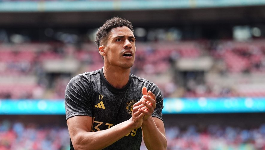 المدافع الفرنسي رافاييل فاران يعتزل كرة القدم