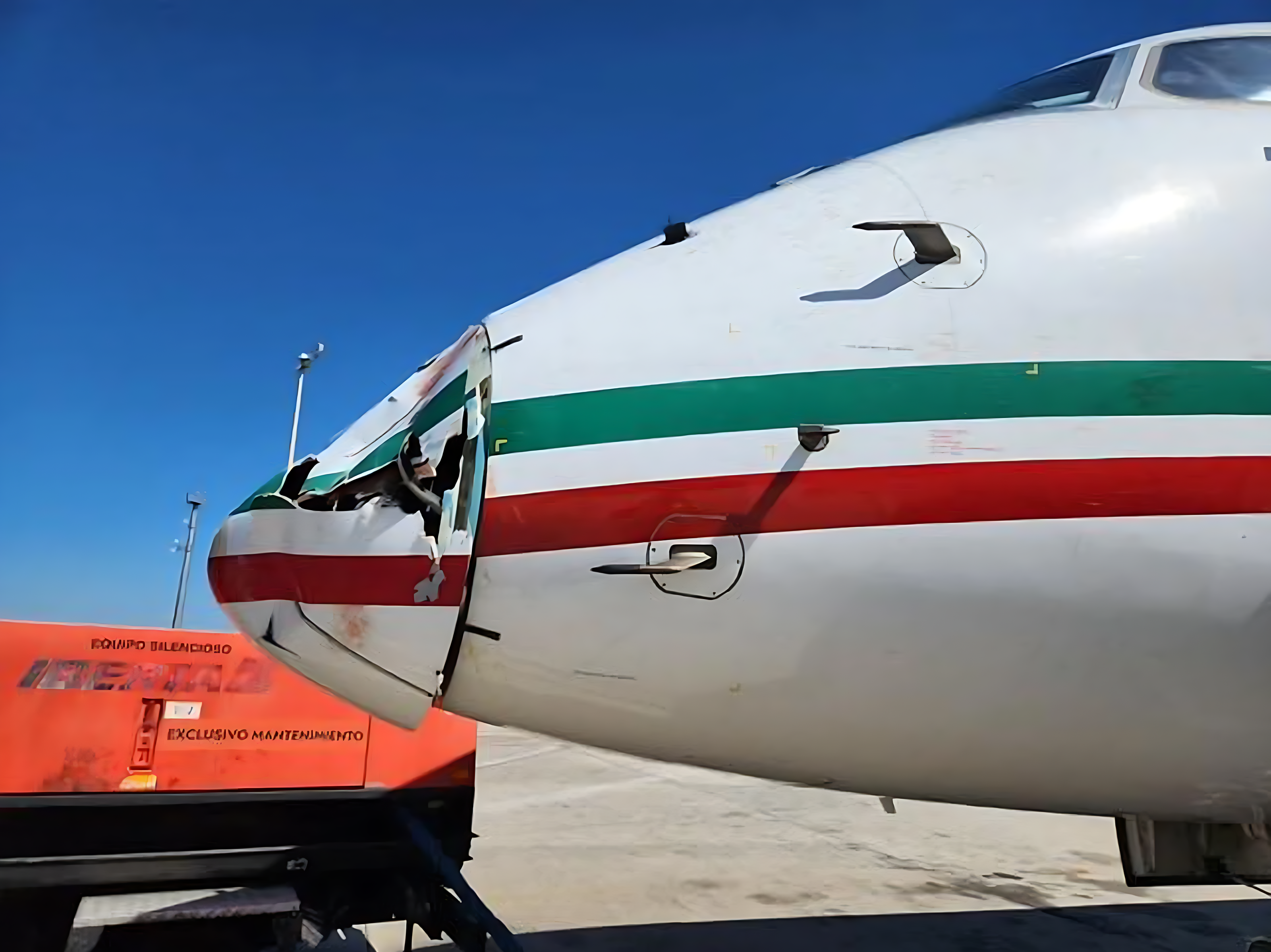 طائرة مغربية تابعة لـ"لارام" تنجو من كارثة جوية بعد اصطدامها بسرب من الطيور في مطار مدريد