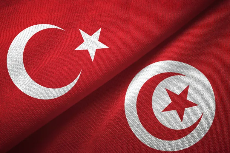 شركة السكك الحديدية في تونس ترفع العلم التركي بعدما "اختلط" لها مع العلم الوطني وتضطر للاعتذار