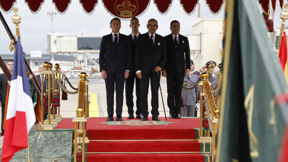 الملك محمد السادس يظهر مستعينا بعكاز عند استقباله للرئيس الفرنسي.. ومصدر طبي لـ"الصحيفة": السبب يعود لانكماش عضلي في الظهر