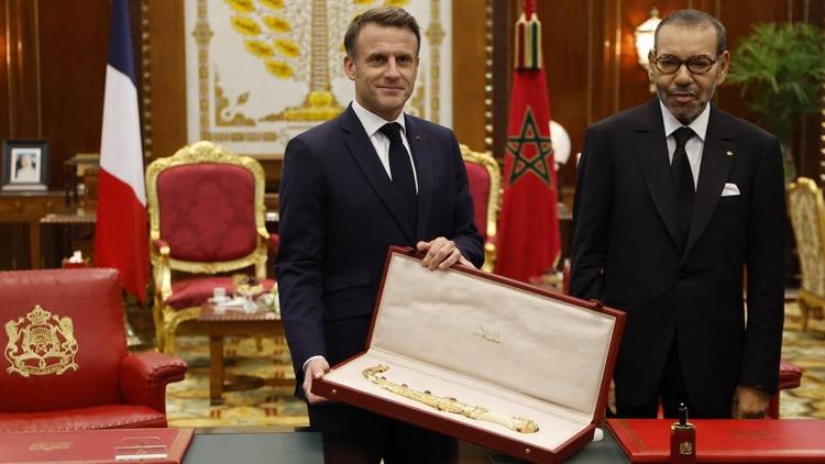  "خنجر مَغربي أصيل".. هدية الملك محمد السادس للرئيس الفرنسي  بدلالات سلطانية عريقة لتكريم الضيوف والاعتراف بمكانتهم 