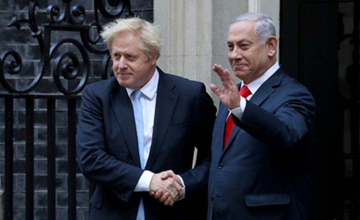 رئيس الوزراء البريطاني السابق يتهم نتنياهو بوضع جهاز تنصت في حمامه شخصي