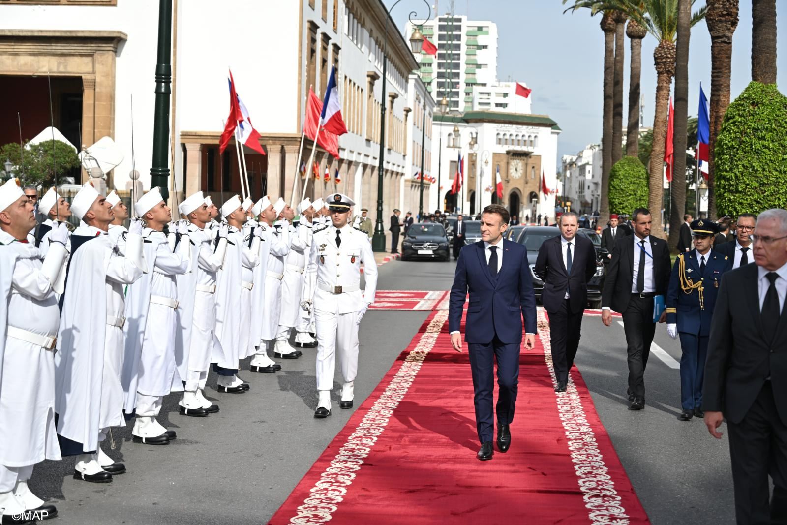  بسبب الأزمة الاقتصادية.. تكاليف الوفد الضخم المرافق لماكرون بالمغرب وحضور متّهم بجرائم جنائية بصفة "غير رسمية" تفجّر جدلا في باريس 