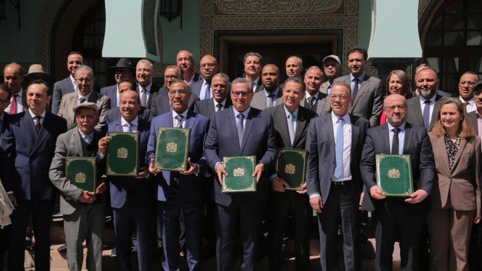 أخنوش يثير غضب النقابات بسبب قانون الإضراب وتوقيت الحوار الاجتماعي