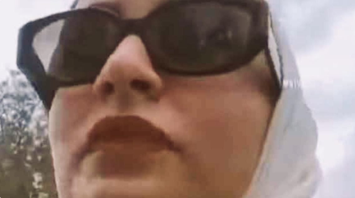  السلطات الجزائرية تحكم على "مؤثرة" تونسية بسنة سجنا نافذا بعد أن اتهمت ضباط شرطة بالتحرش وحذرت من السفر إلى الجزائر "لأنها خطيرة أكثر مما يمكن توقعه" 