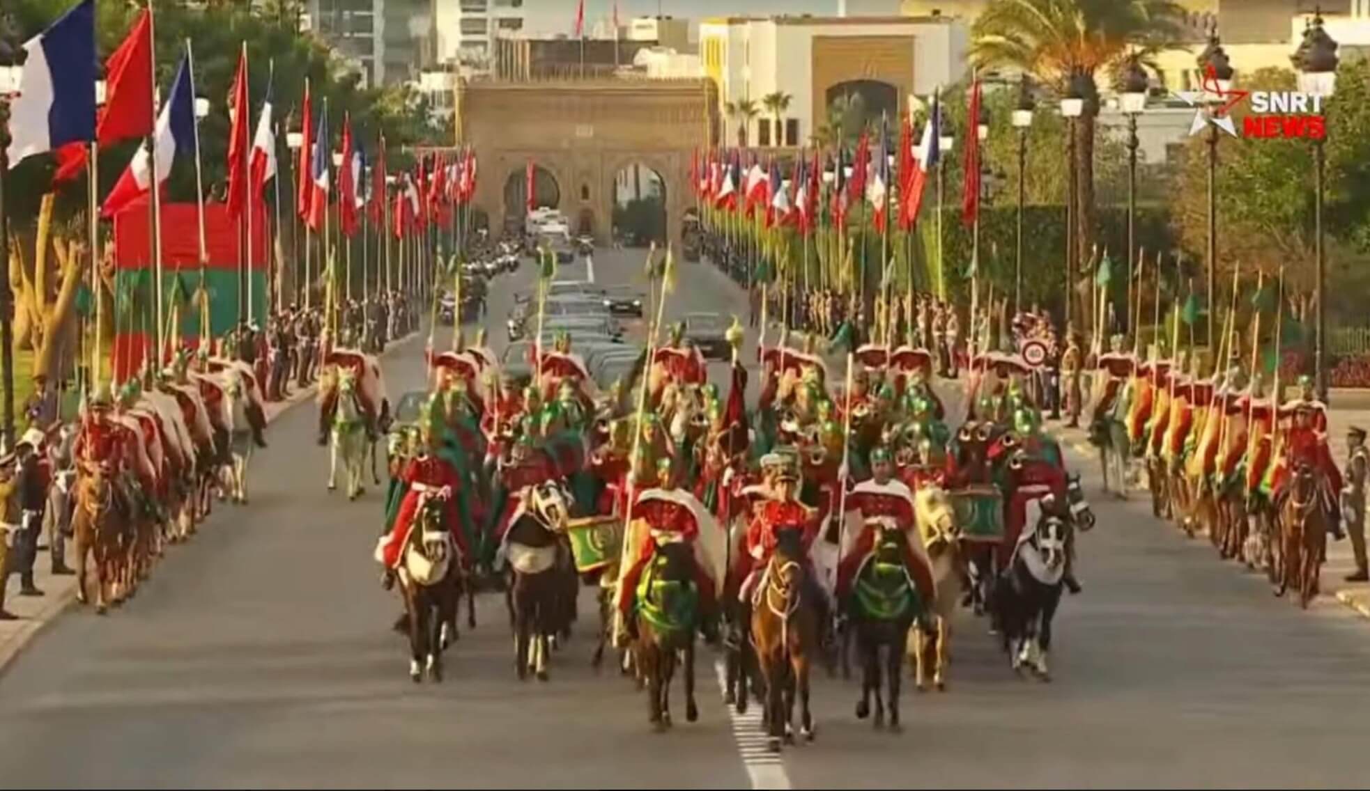 110 من خيالة الحرس الملكي يطوقون موكب الملك محمد السادس والرئيس إيمانويل ماكرون نحو المشور السعيد