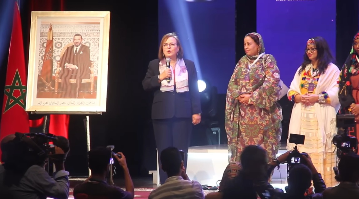 دموع التأثر تغلب عواطف حيار خلال حفل تميز المرأة المغربية بعد إعفائها