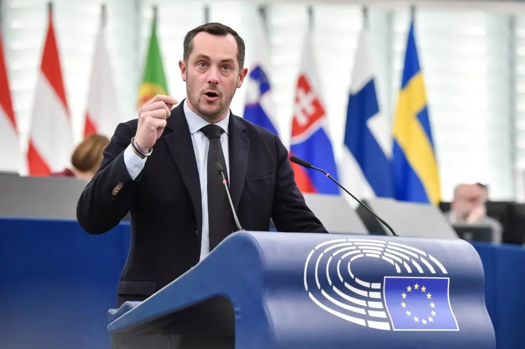 في حوار مع "الصحيفة الإنجليزية".. السياسي الفرنسي والنائب الأوروبي نيكولا باي: قرار محكمة العدل الأوروبية "مُسيّس للغاية" والطبقة الحاكمة في الجزائر تفتقر إلى "الشرعية التاريخية"