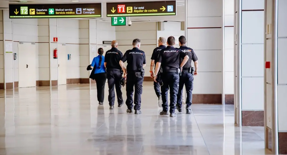  تسجيل حالات فرار في صفوف موالين للبوليساريو من مطار مدريد بعد رفض إسبانيا منحهم اللجوء 