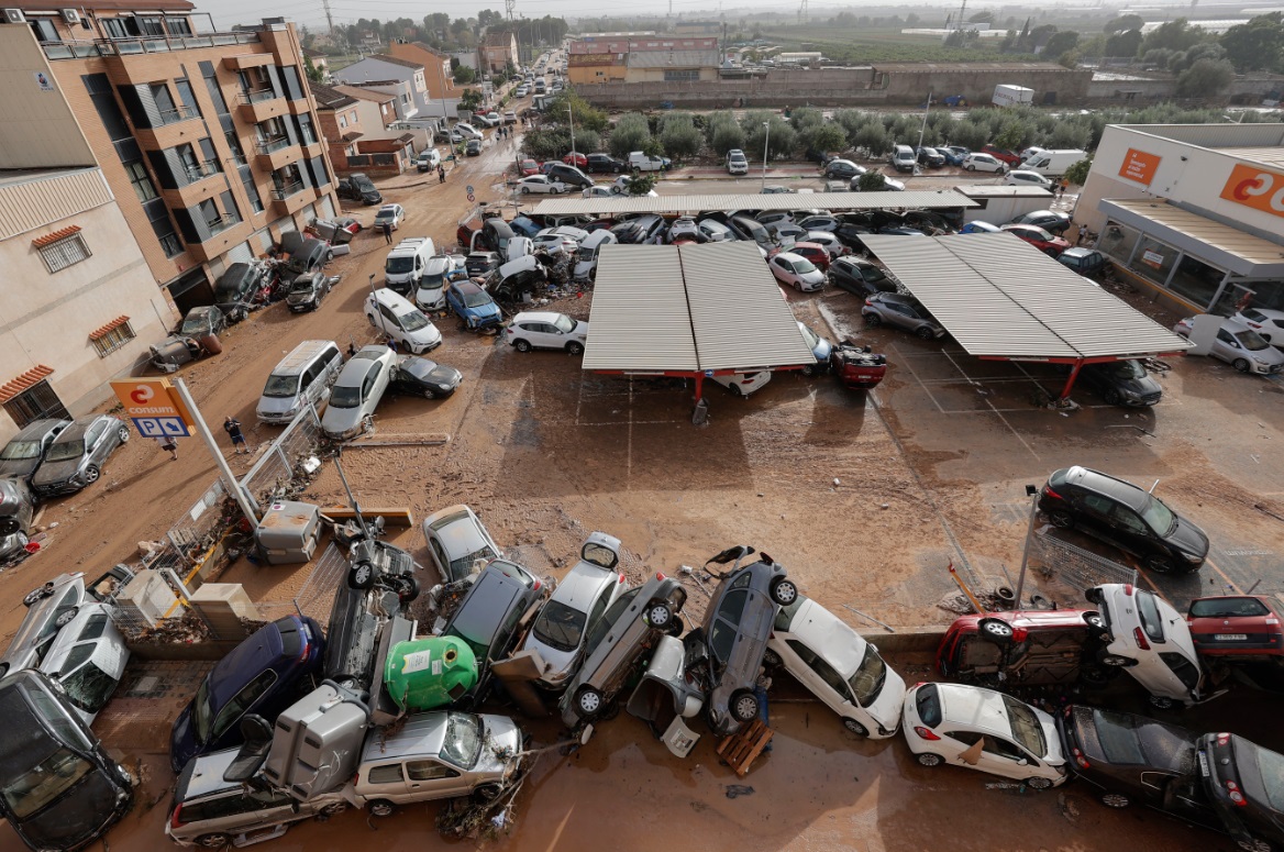  بعد أن خلفت عاصفة "دانا" دمارا كبيرا في فلنسيا.. إسبان يتهمون المغرب بتنفيذ "هجوم مناخي" ضد بلادهم 