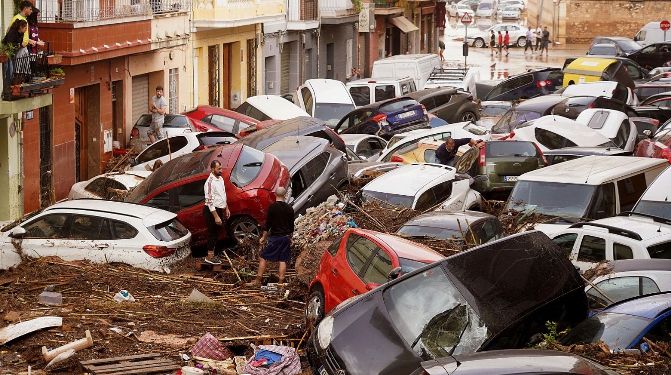 إسبانيا تعلن الحداد الوطني بعد فيضانات فالينسيا التي خلفت 73 ضحية