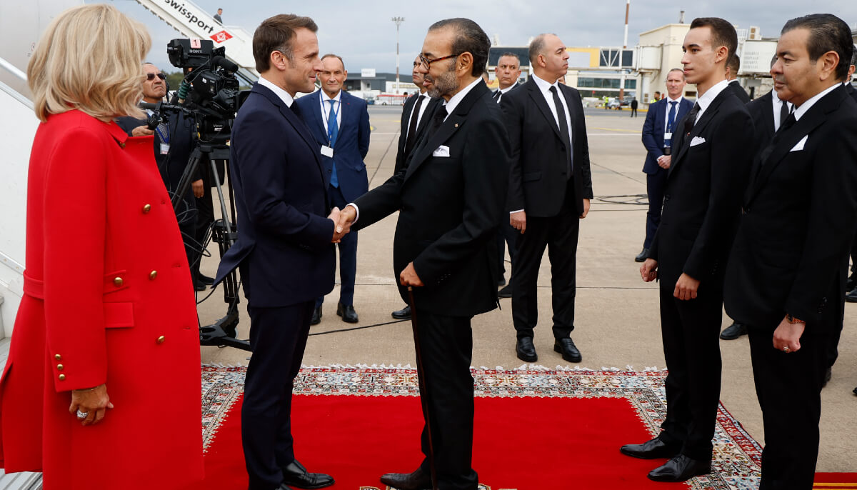 الملك محمد السادس يستقبل الرئيس الفرنسي بمطار الرباط - سلا