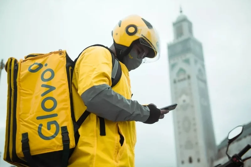  GLOVO.. التطبيق الذي حوّل حياة آلاف الشباب إلى عُبُودية صَفراء في الشوارع لتحدي "خوارزمياته" من أجل كَسب دراهم مَعدودة 