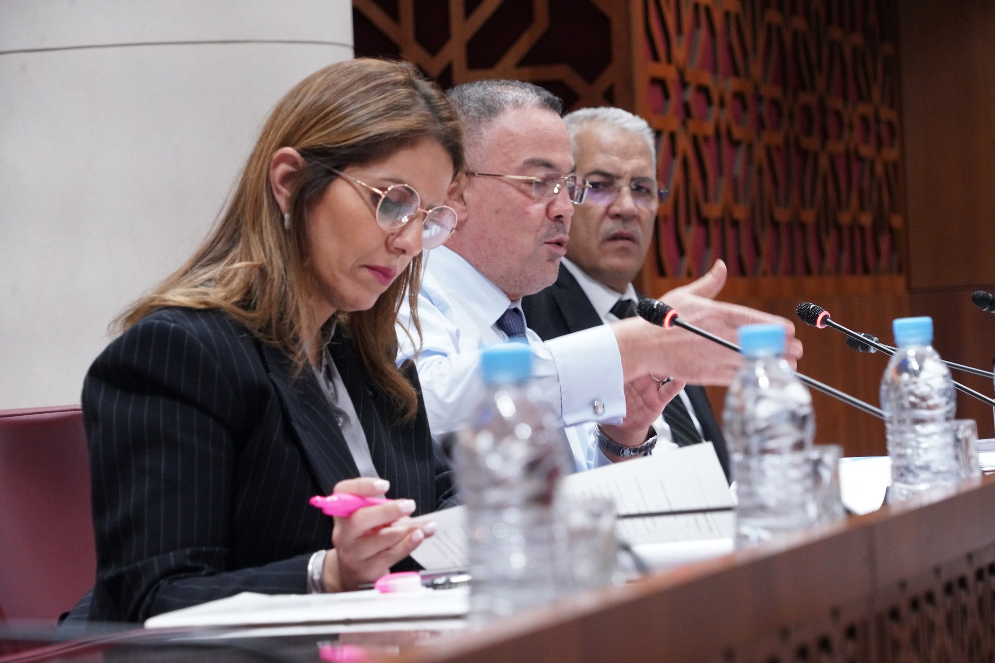 لقجع يخالف أخنوش ويؤكد أن ما حققته الحكومات المتعاقبة من نتائج لا يجب الانتقاص منها