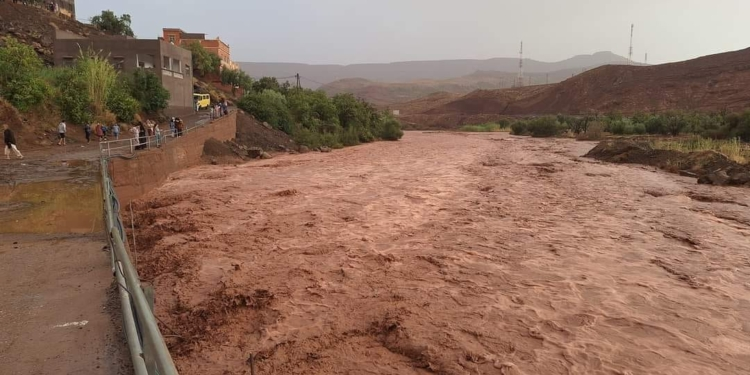 الأمطار الرعدية تعلق الدراسة بالجنوب الشرقي والسلطات المحلية تحذر الساكنة من عبور الوديان