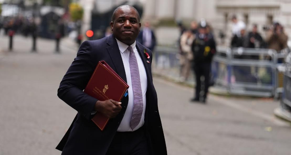 وزير الخارجية البريطاني يُصدر تقريرا يُبرز فيه إمكانات المغرب في سلسلة توريد بطاريات السيارات الكهربائية