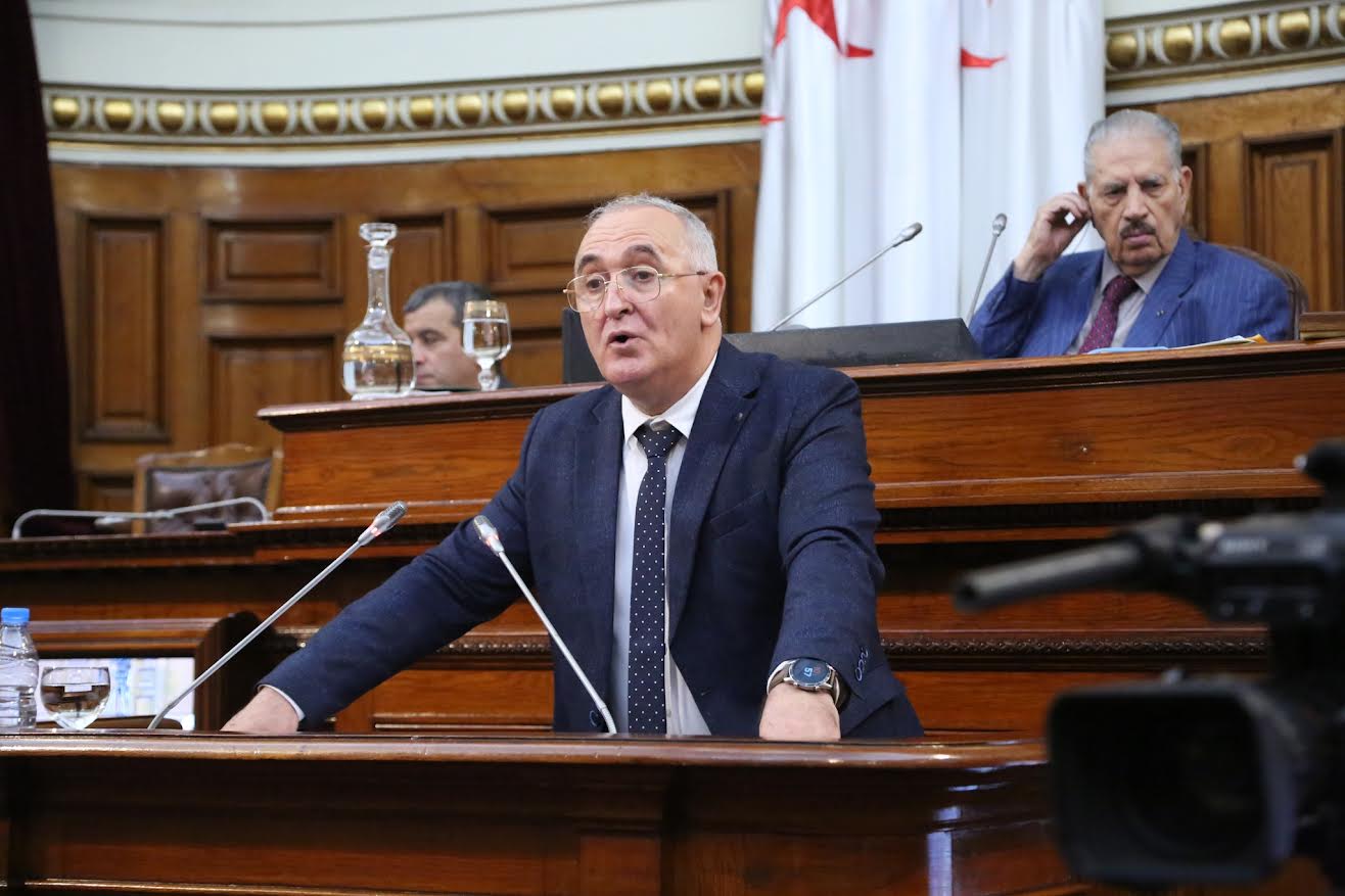 في ظل تراجع عائدات النفط والغاز مقابل رفع ميزانية التسليح.. الدين العمومي في الجزائر يصل إلى 127 مليار دولار